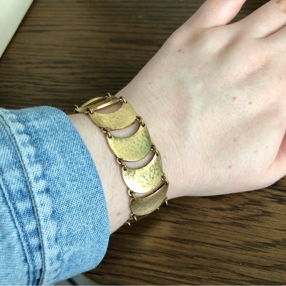 Gold bracelet with magnetic clasp